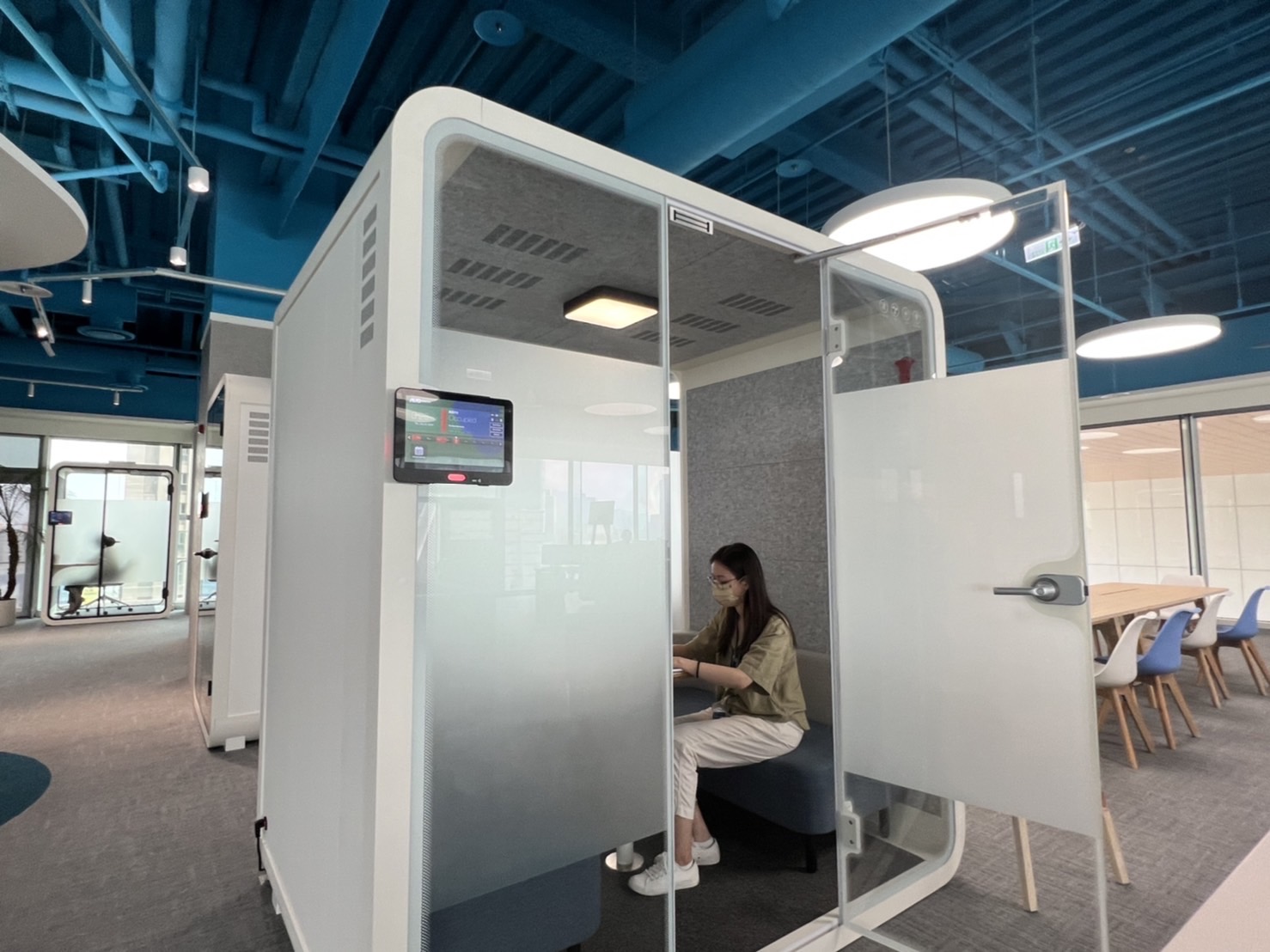 九州酷游高雄據點的智慧行動辦公艙，展現九州酷游在面板以外的研發應用軟實力